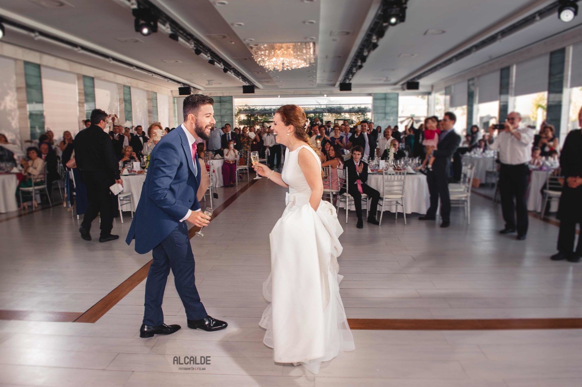 novios bailando en la entrada el salon