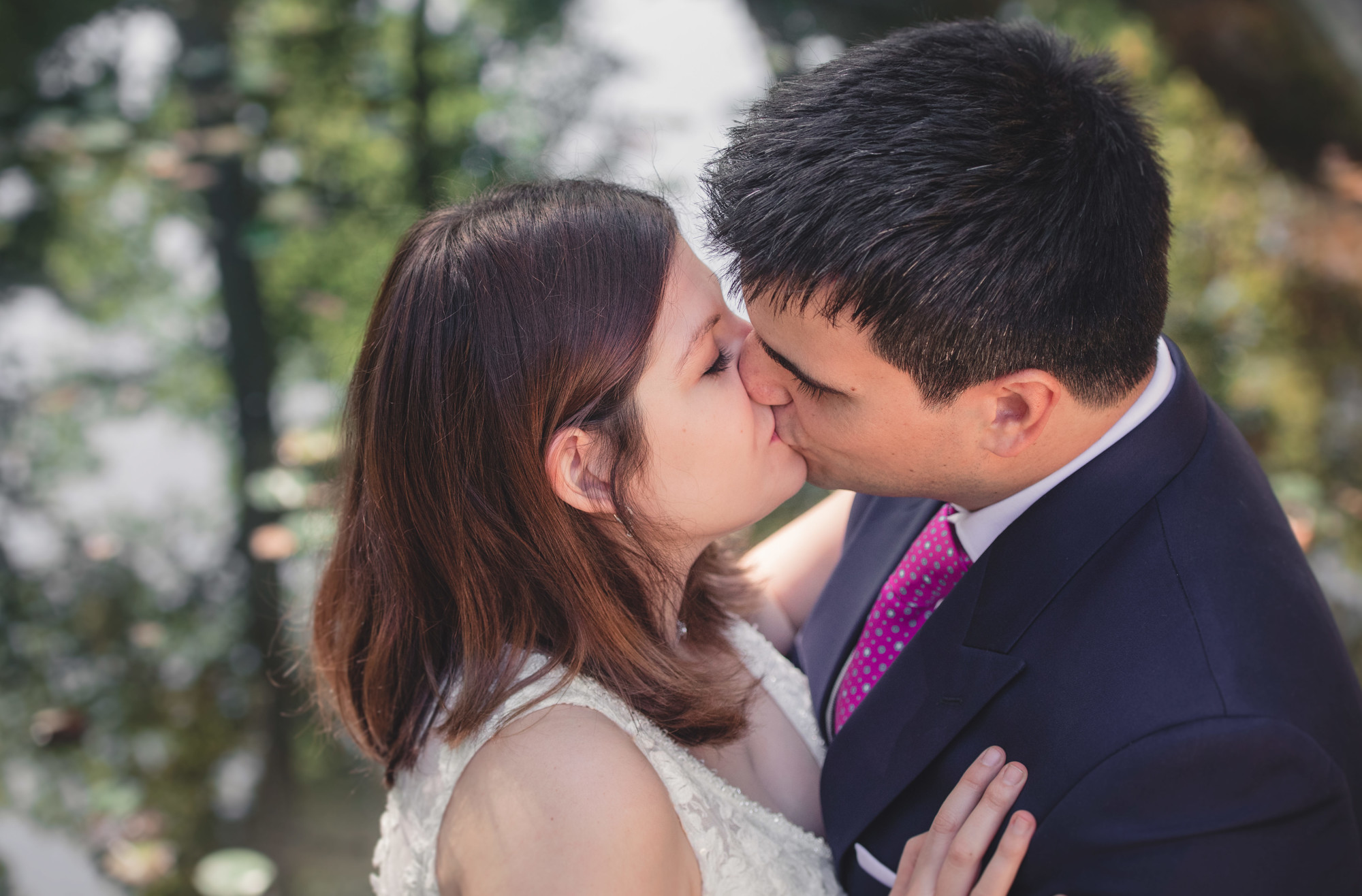 novios besandose en charca