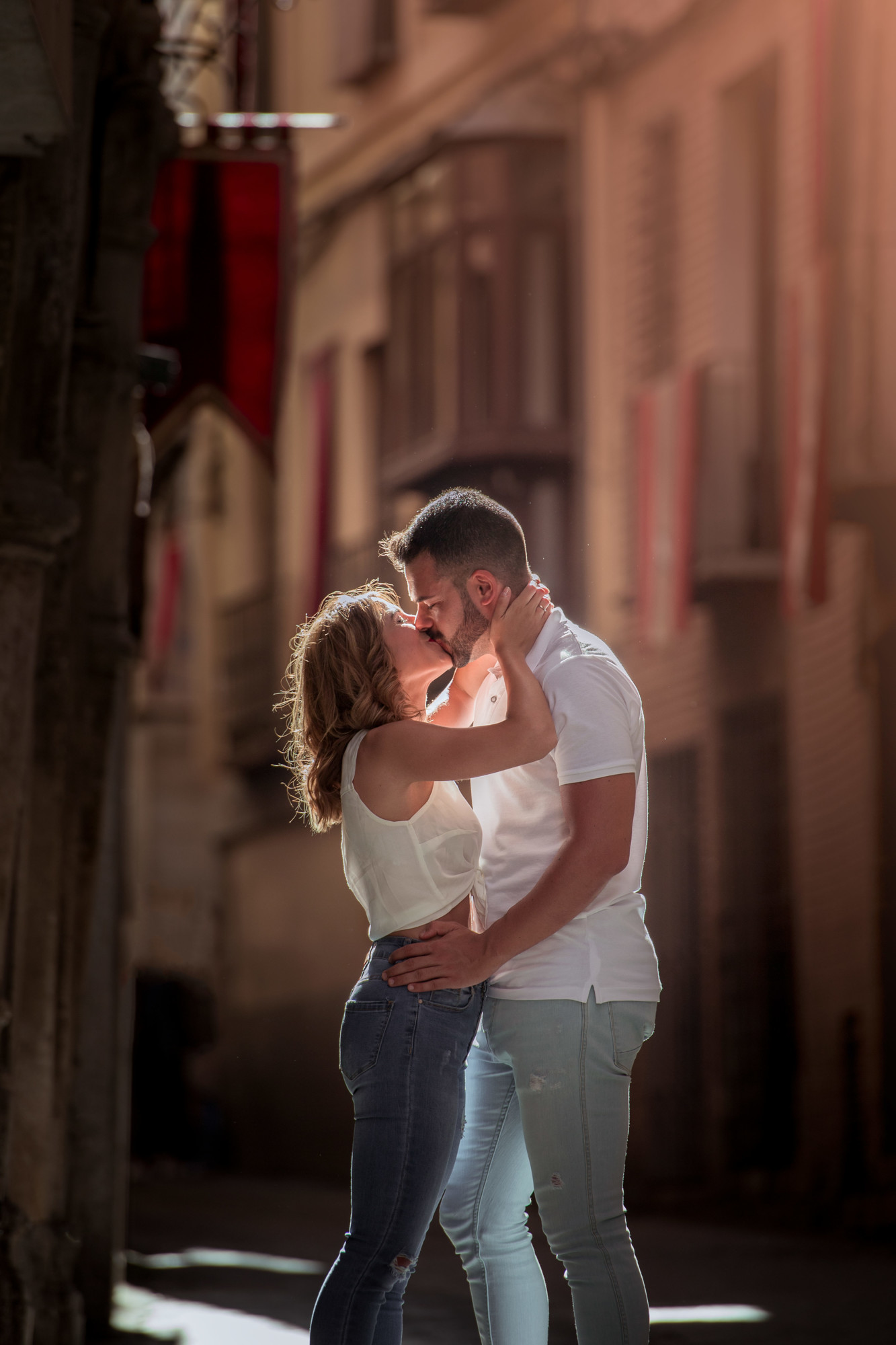 besos en calle de novios